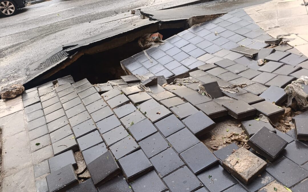 Jaén activa la fase de pre emergencia tras caer 30 litros en 20 minutos, con 110 avisos, cortes de luz e importantes anegaciones en toda la capital