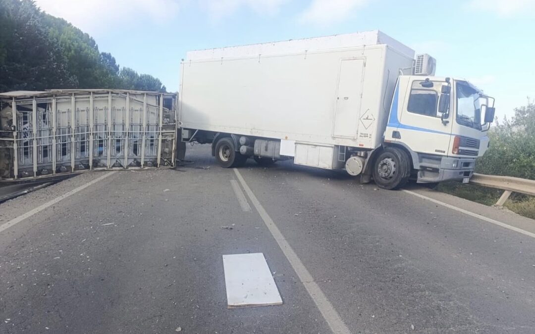 Cortada la A-312 en Navas de San Juan por el vuelco de un remolque de camión