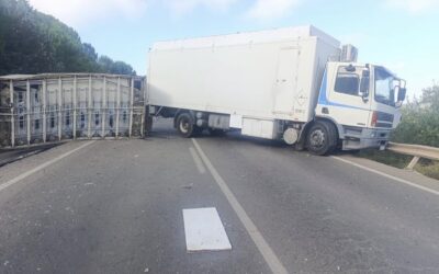 Cortada la A-312 en Navas de San Juan por el vuelco de un remolque de camión