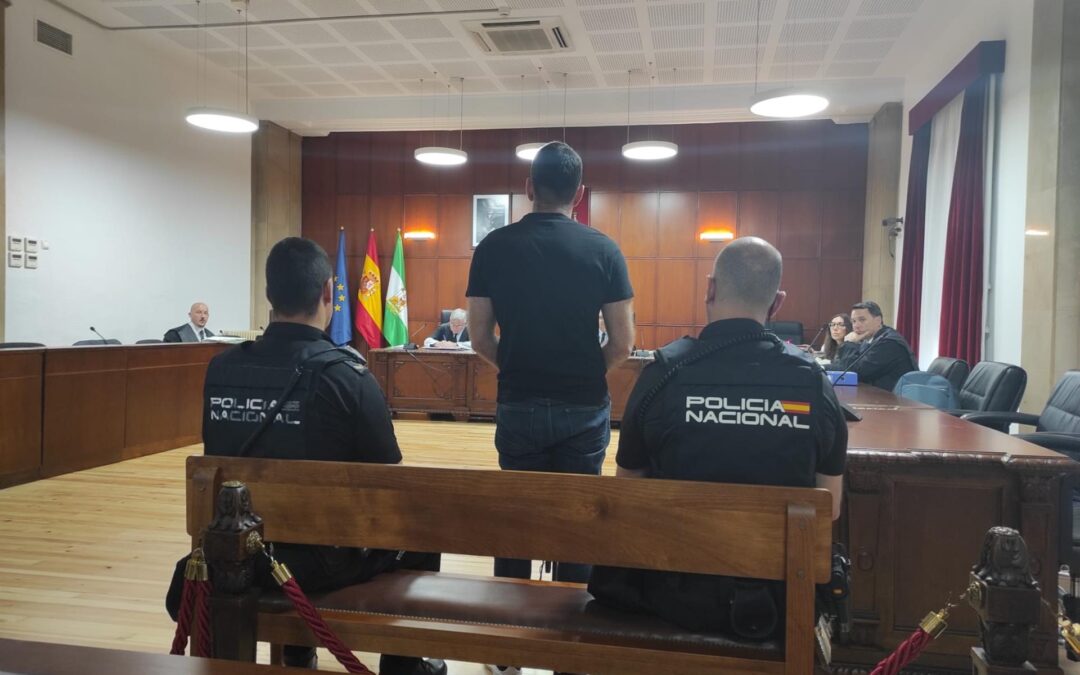 El acusado de apuñalar al jefe de la Policía Local de Cazorla dice que lo hizo para defenderse