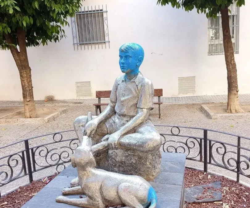 Acto vandálico contra la escultura del «Golfillo» en Jaén