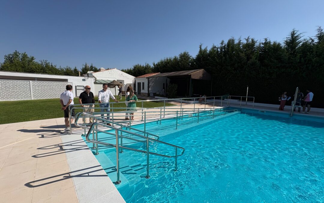 La Diputación de Jaén mejora la accesibilidad y la eficiencia energética de la piscina municipal de Siles