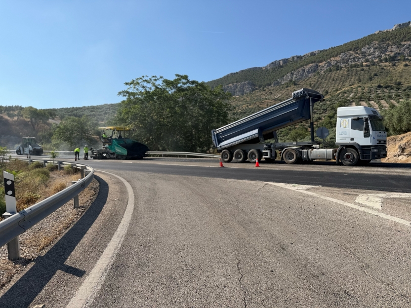 La Junta invierte 600.000 euros en renovar el firme de la A-320 entre Jimena y Torres, carretera de acceso al Parque Natural de Sierra Mágina