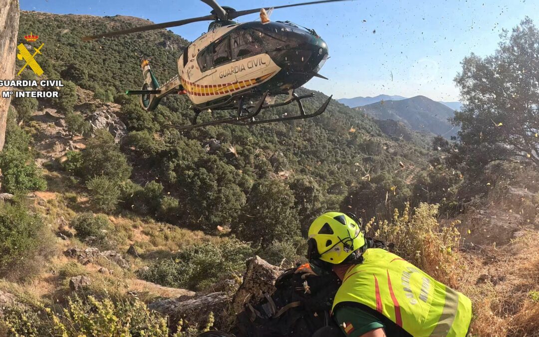 La Guardia Civil rescata en helicóptero a un parapentista accidentado en Sierra Mágina