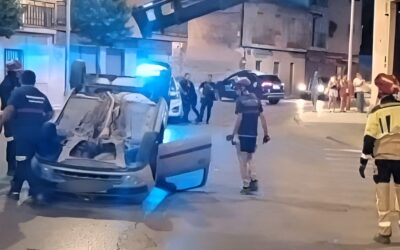 Un hombre de 66 años resulta herido tras el vuelco de un turismo en la calle Los Tarantos de Linares