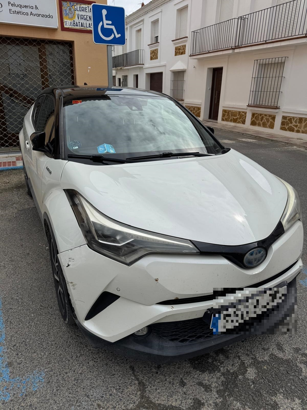 Arjonilla coche en plaza discapacitado