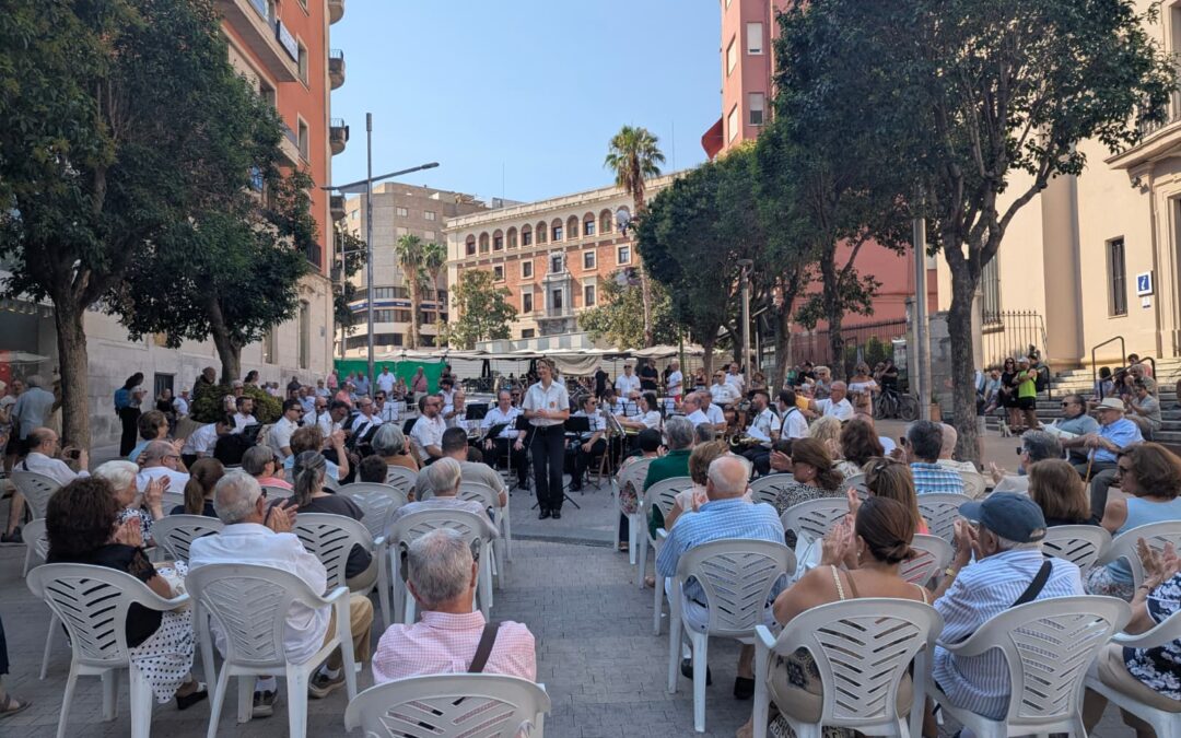 La Banda Municipal de Jaén lleva su 125 aniversario a la calle Roldán y Marín con un concierto cargado de nostalgia y participación
