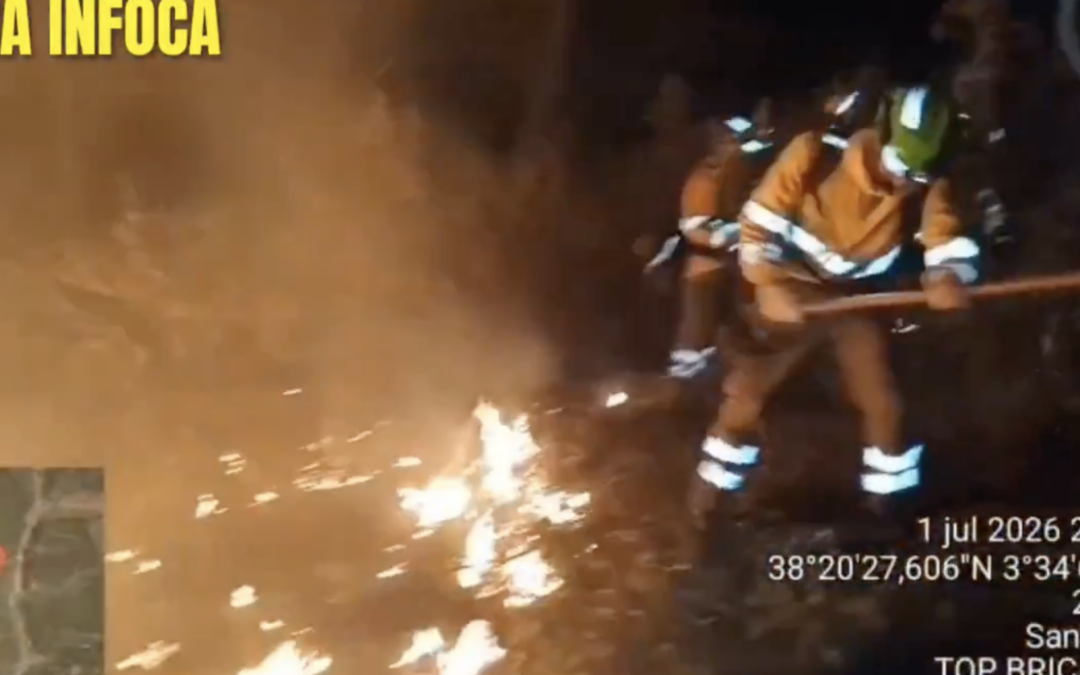 Cinco medios aéreos se incorporan a primera hora a las labores de extinción del incendio de Santa Elena