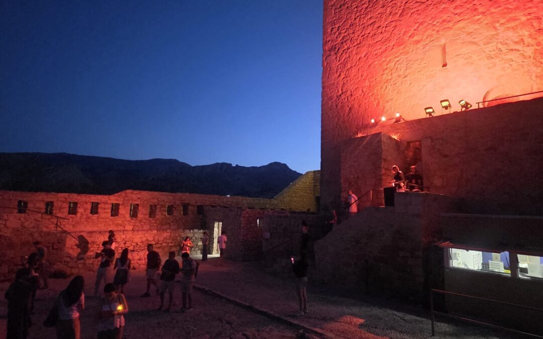 El Castillo de Santa Catalina vive una noche de misterio con «Sombras de Traición» y Puente Nuevo disfruta del directo de Finito