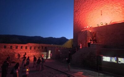 El Castillo de Santa Catalina vive una noche de misterio con «Sombras de Traición» y Puente Nuevo disfruta del directo de Finito