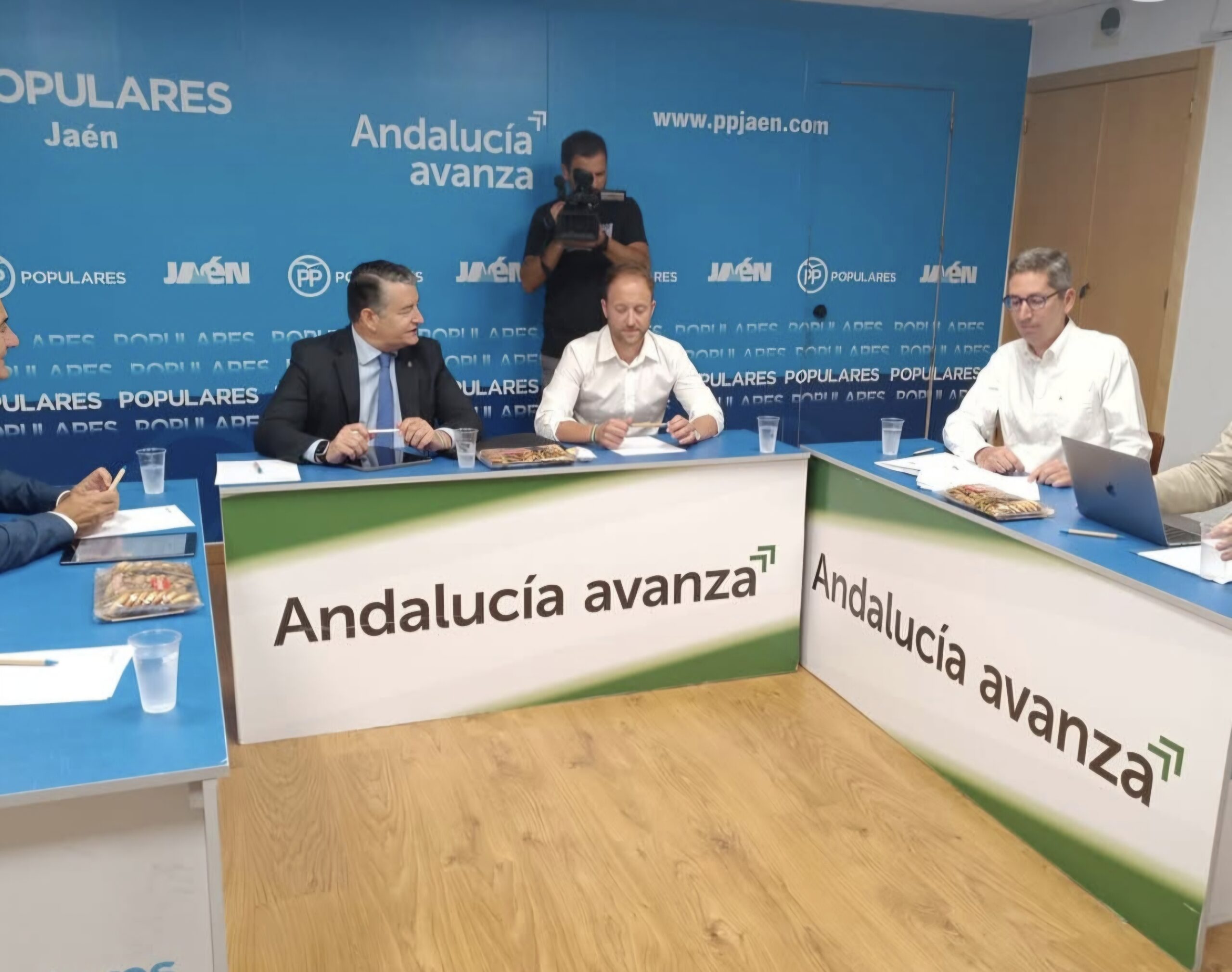 Dirigentes del PP y Jaén Merece Más mantienen un encuentro de trabajo