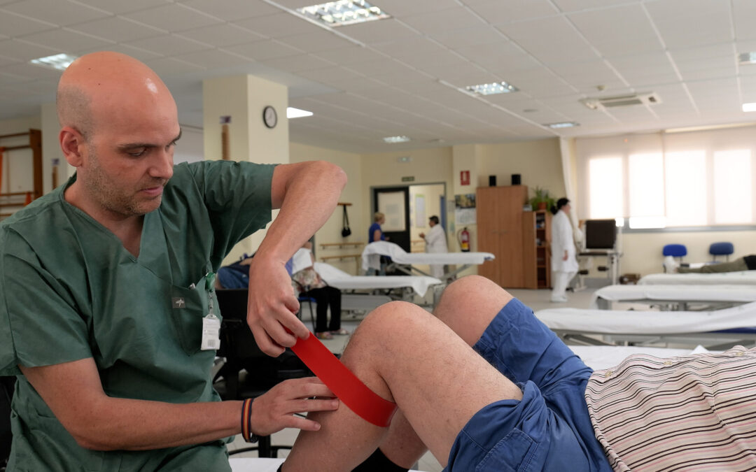 El Hospital de Jaén incorpora las bandas de flossing en la rehabilitación del dolor de rodilla