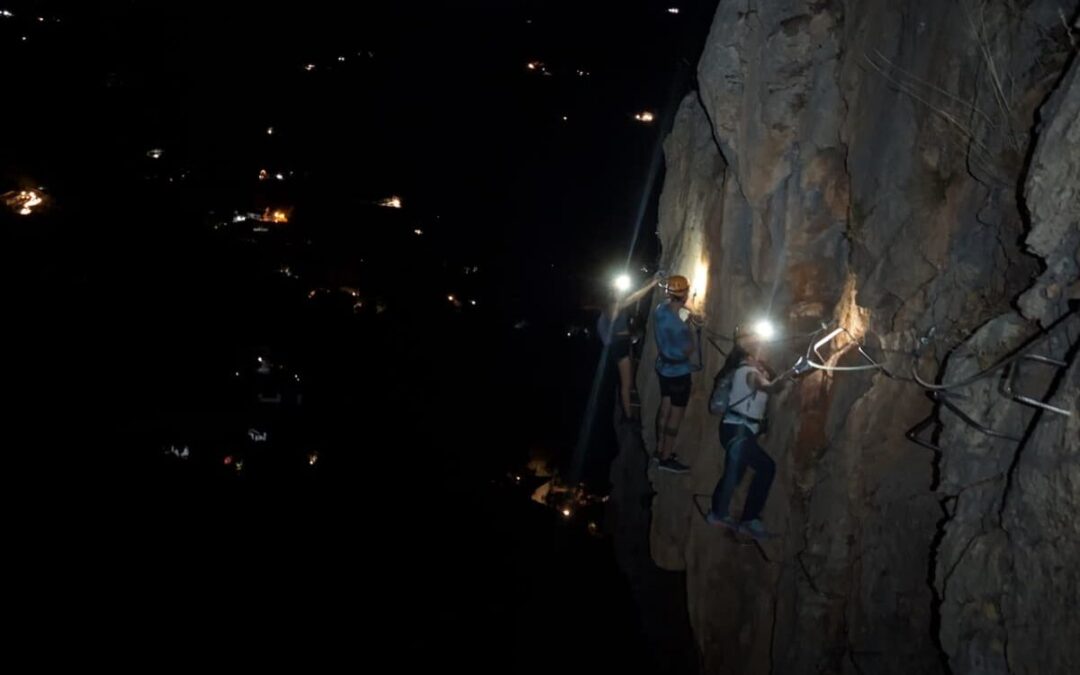 La vía ferrata nocturna de Fuente de la Peña cosecha un nuevo éxito dentro de «Jaén no duerme en verano»