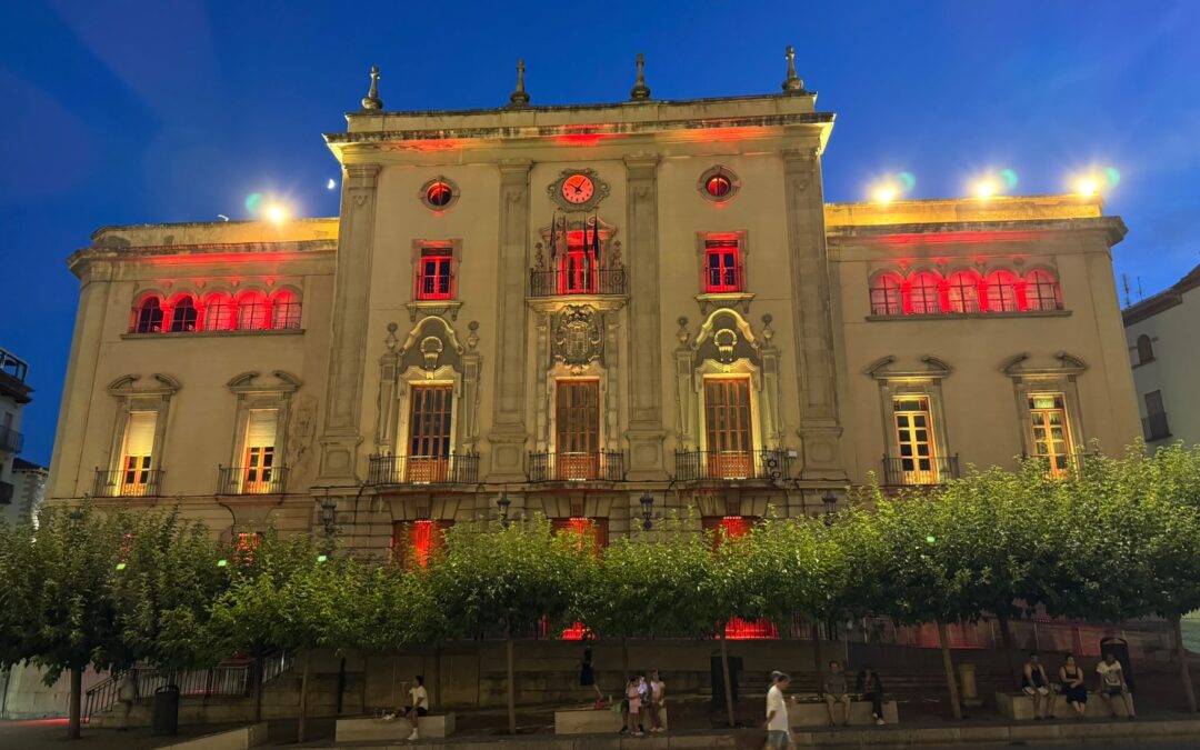 La fachada del Ayuntamiento de Jaén se iluminó con los colores de España tras la conquista del Mundial