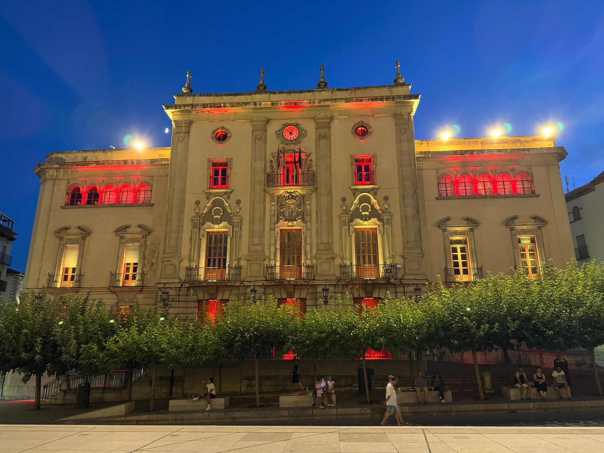 Foto fachada Ayuntamiento iluminada colores Selección Española