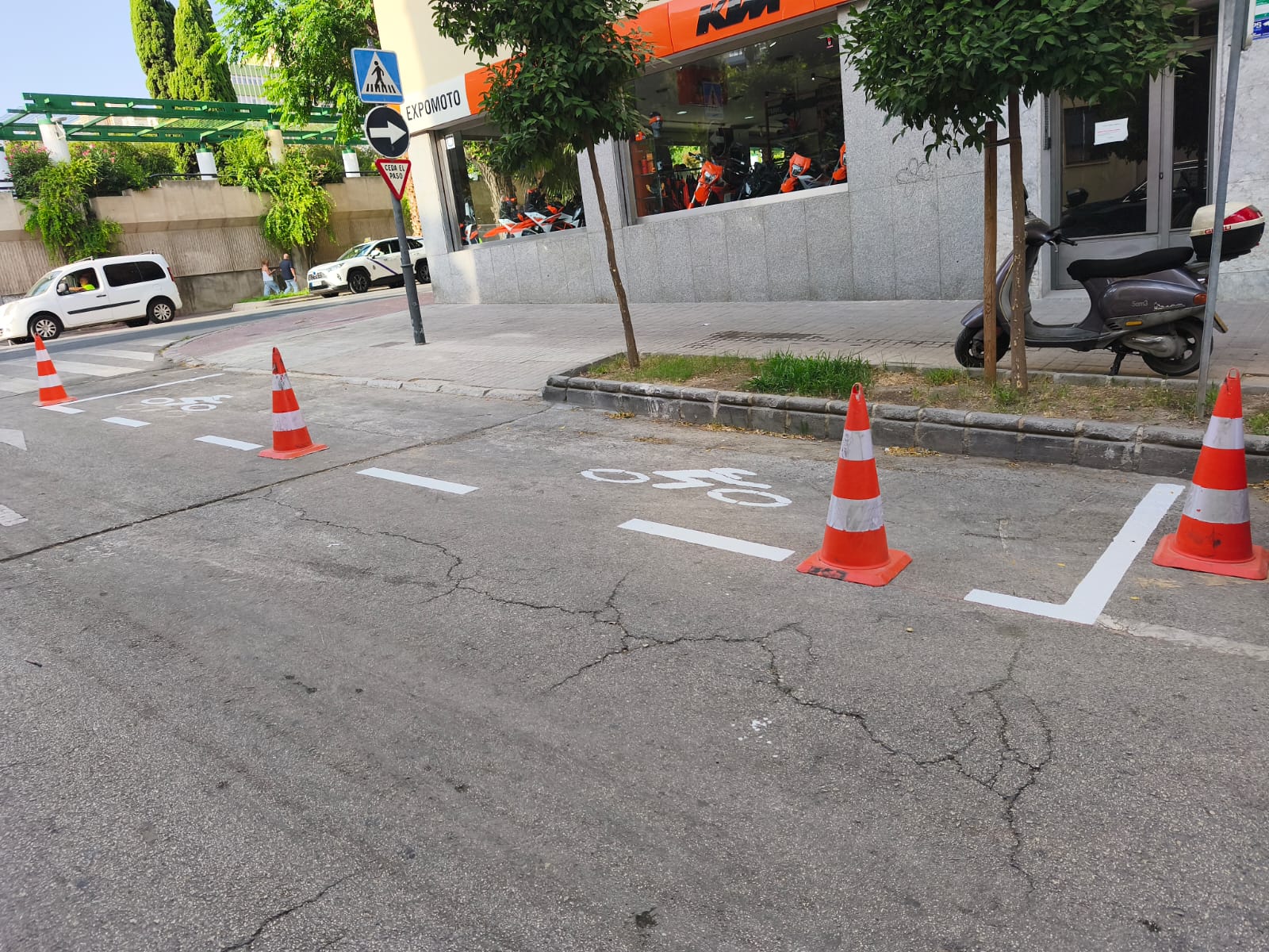 Foto nueva zona de aparcamiento con espacio pa ra 25 motocicletas en la calle Fermín Palma