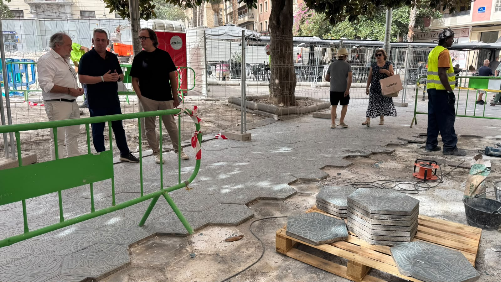 Foto retirada baldosas obras Plaza Constitución