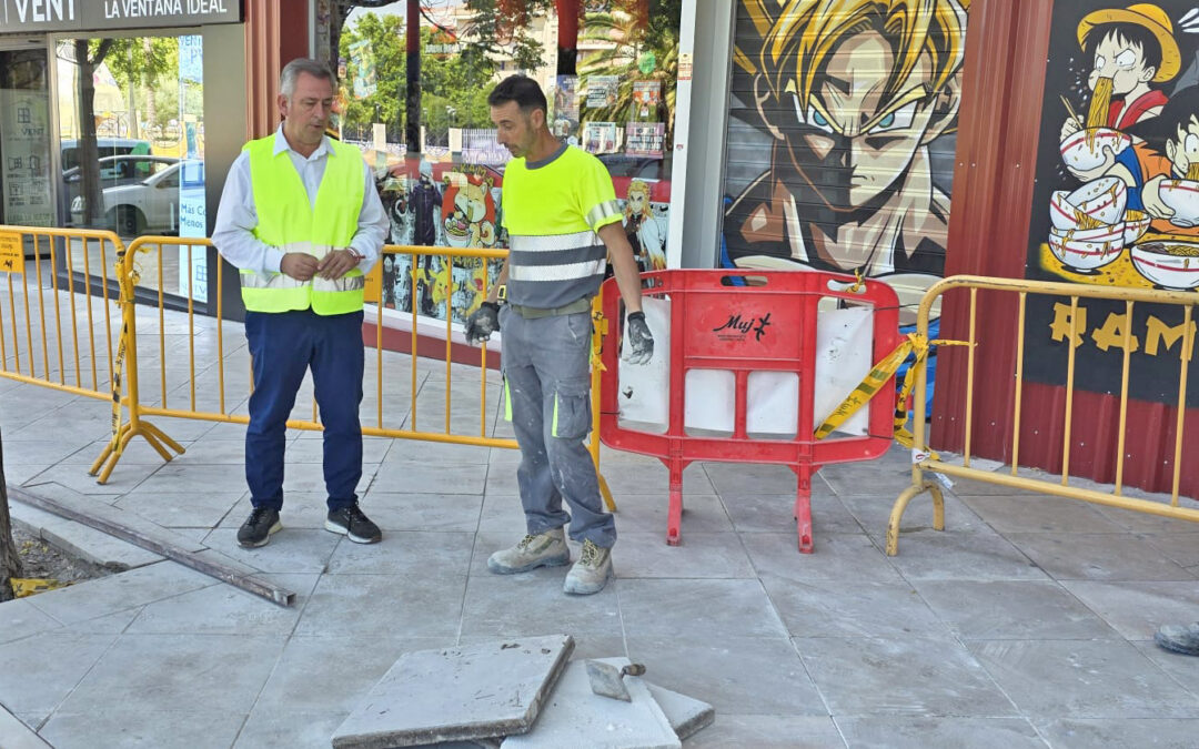 El Ayuntamiento repara el acerado de la plaza Jaén por la Paz, dañado por la tormenta del 16 de junio