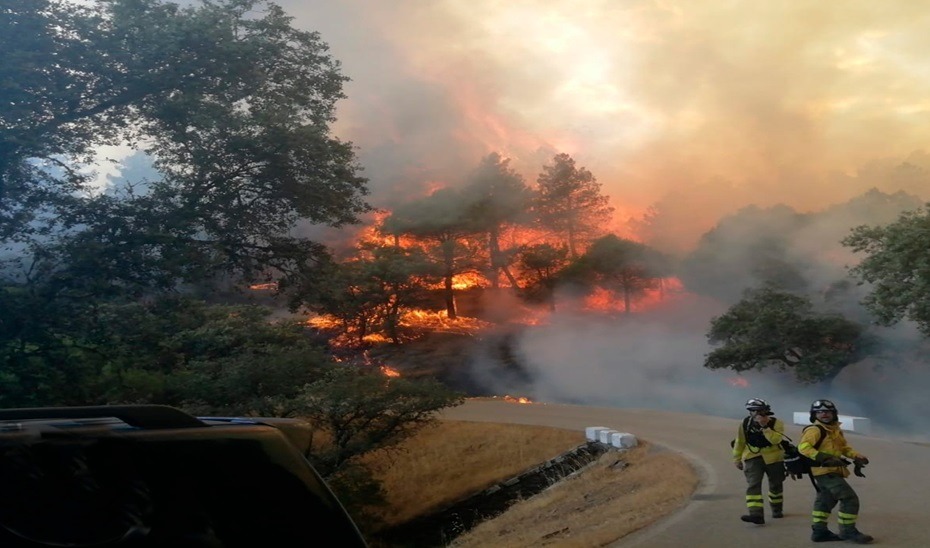 El incendio de Santa Elena obliga a desalojar ya a 190 personas y activa un dispositivo de 19 medios aéreos