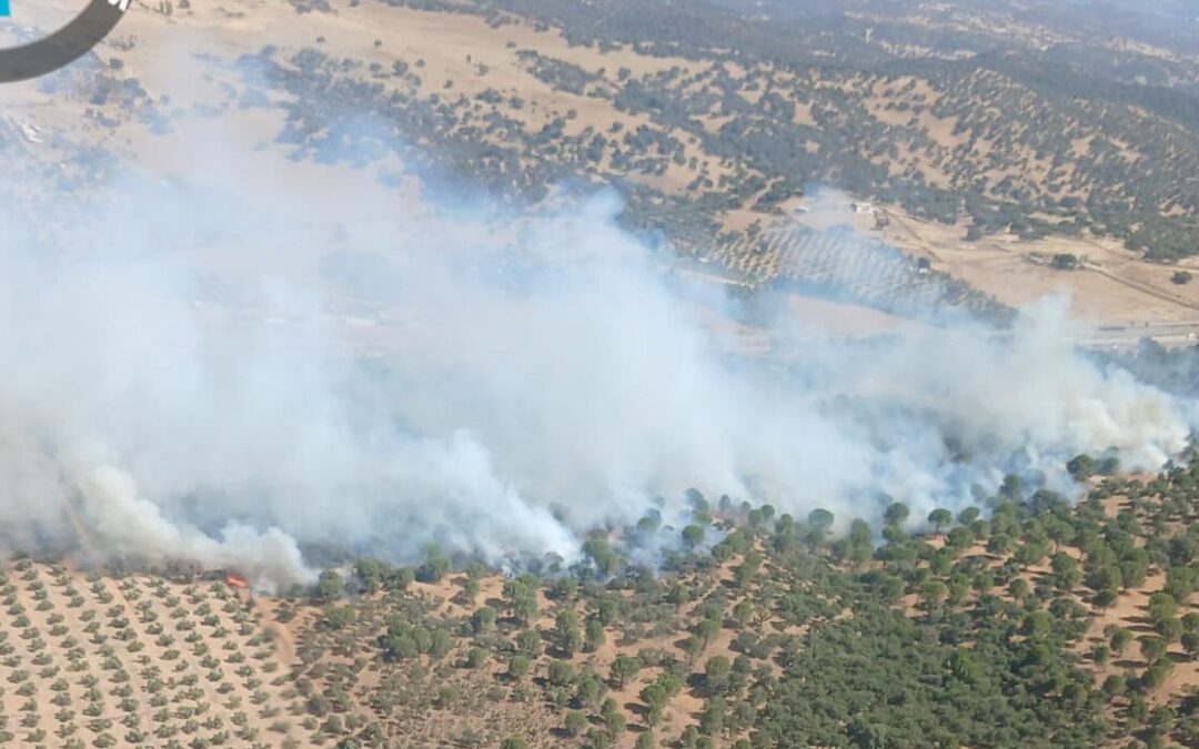 El incendio de Santa Elena refuerza su dispositivo hasta los 60 efectivos por tierra y ocho medios aéreos