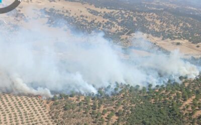 El incendio de Santa Elena refuerza su dispositivo hasta los 60 efectivos por tierra y ocho medios aéreos