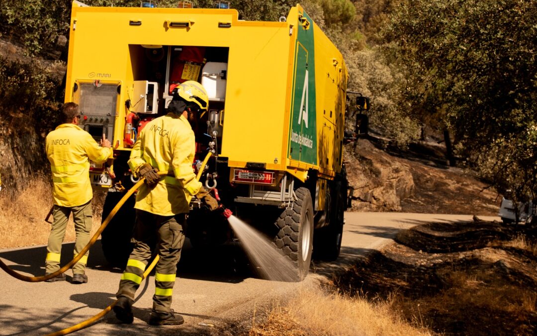 El incendio de Santa Elena queda estabilizado y sus 190 desalojados regresan a casa tras una noche fuera