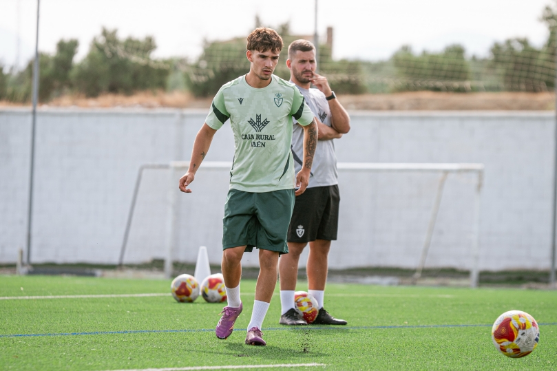 El Real Jaén renueva a Adri Fernández tres años y el extremo hará la pretemporada