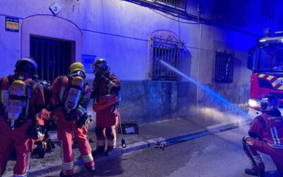 Un incendio calcina una vivienda vacía en el barrio de Peñamefécit