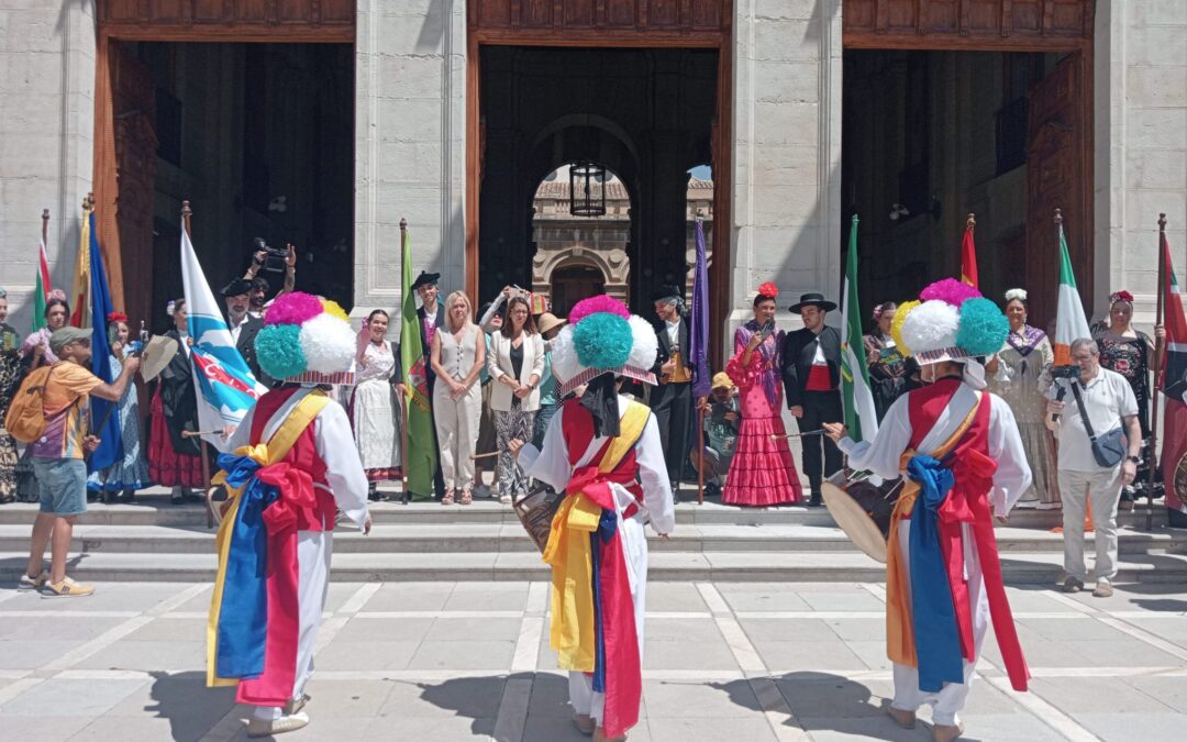 El Palacio Provincial de Jaén recibe con música y danza a los grupos del Folk del Mundo en una recepción cargada de color y folclore