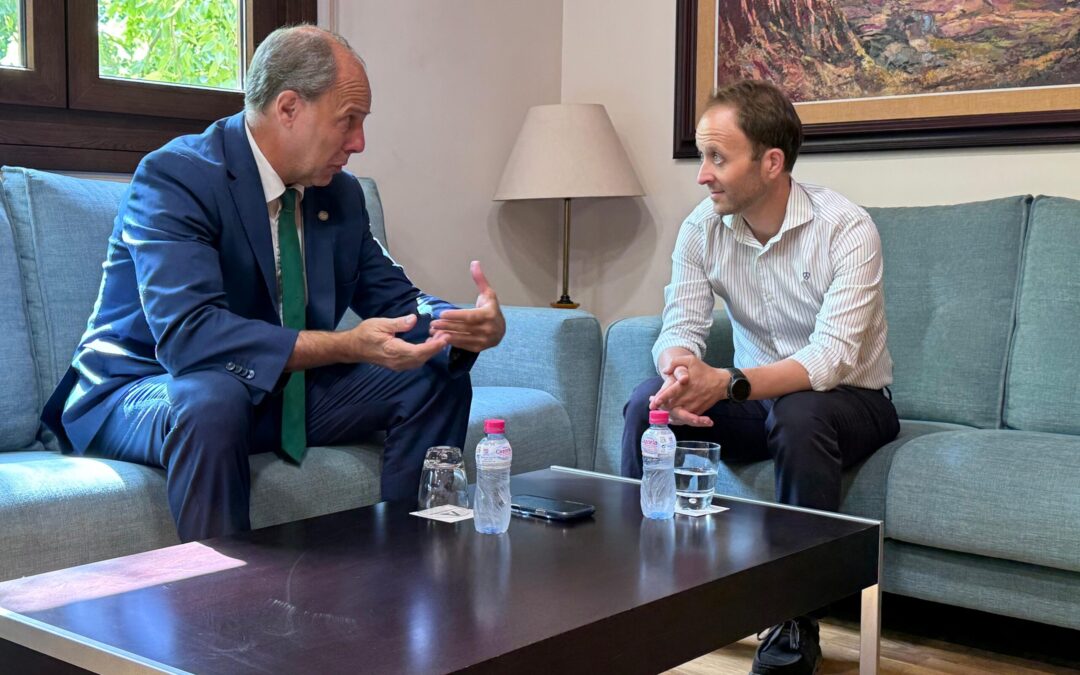 El delegado del Gobierno andaluz mantiene un primer encuentro con el rector con la financiación de la UJA de fondo