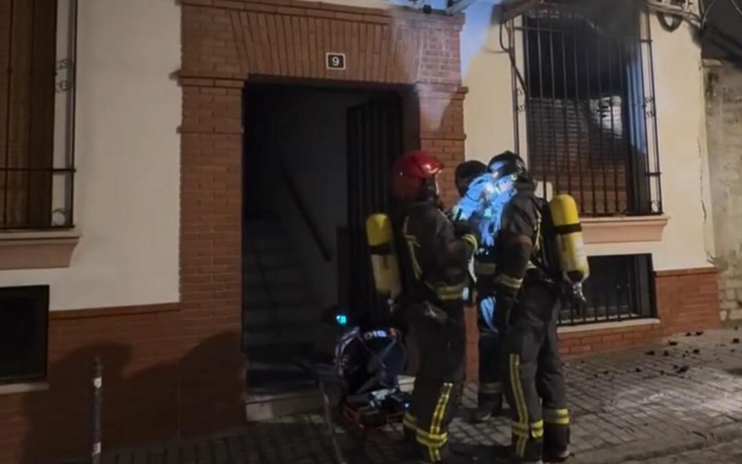 Un incendio afecta a un piso en la calle Teniente Ochando de Arjona sin causar víctimas