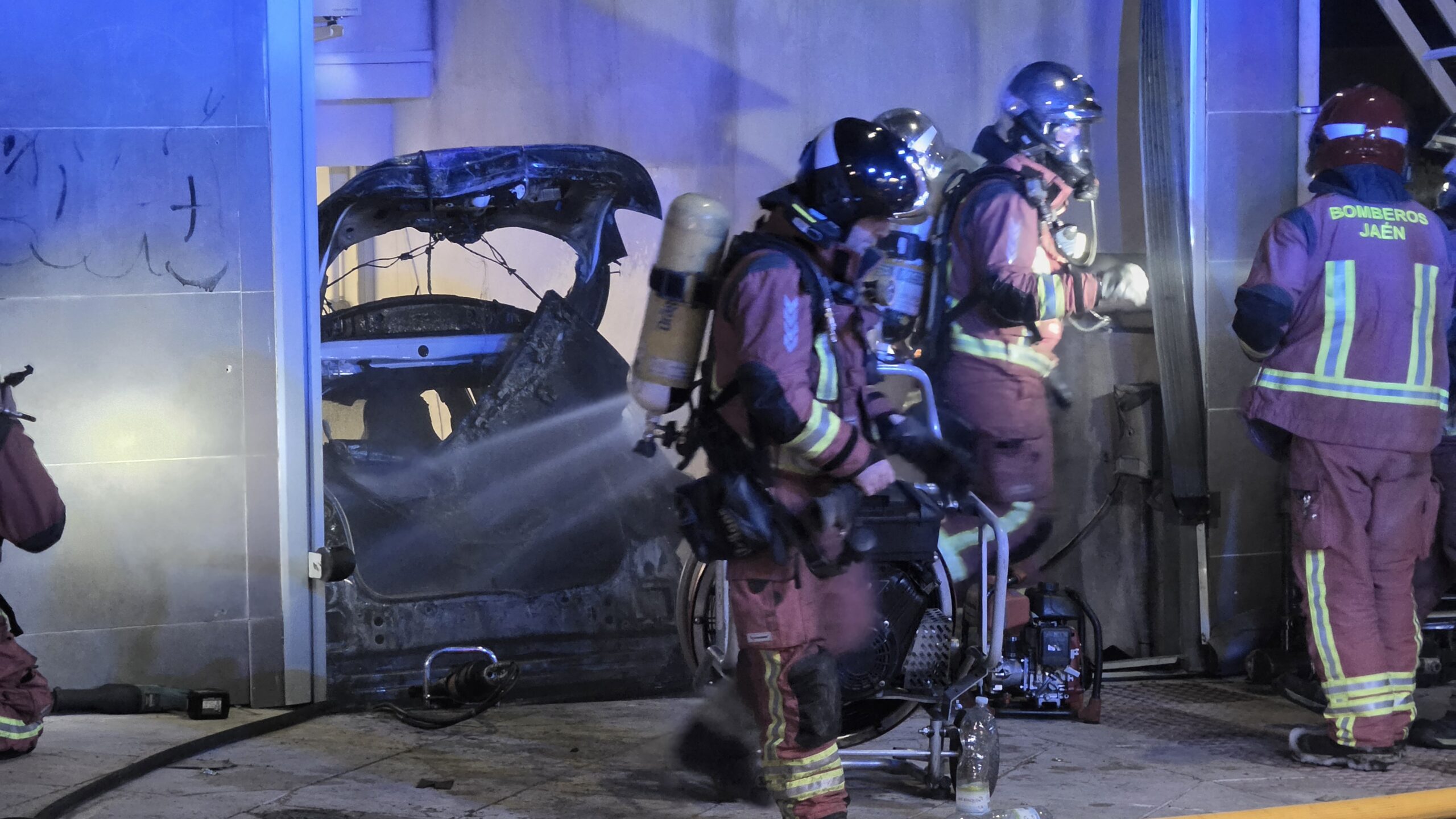 bomberos actuando Incendio el centro de salud del Bulevar.