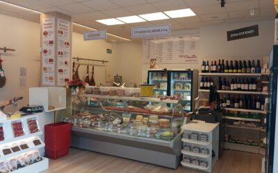 Se traspasa una charcutería especializada en jamones y quesos en pleno funcionamiento por un precio simbólico