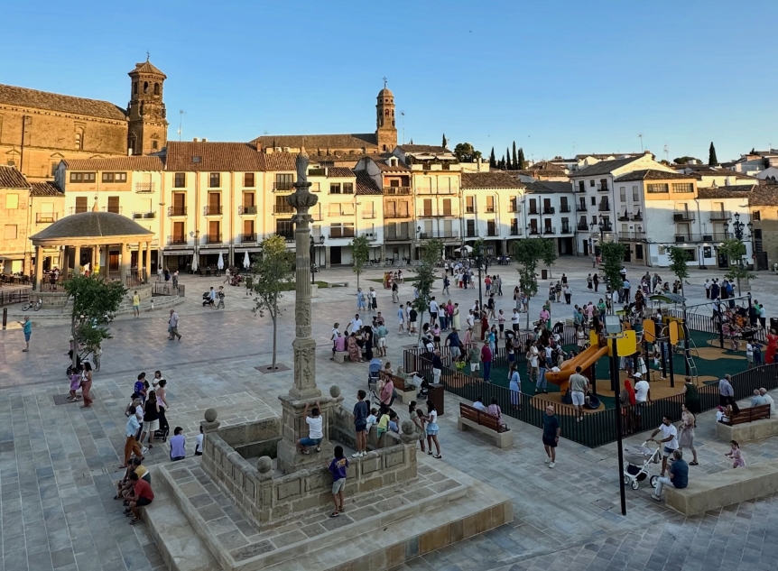 Baeza inaugura la mayor obra civil de las últimas décadas con la renovación del Paseo de la Constitución
