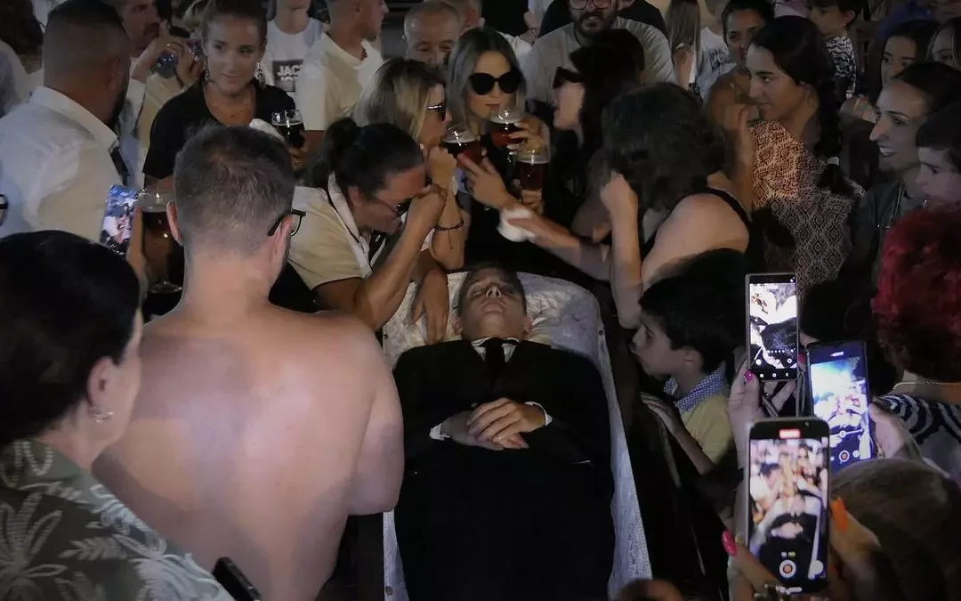 Mogón pasea esta noche a su alcalde en un ataúd y celebra su entierro de bar en bar