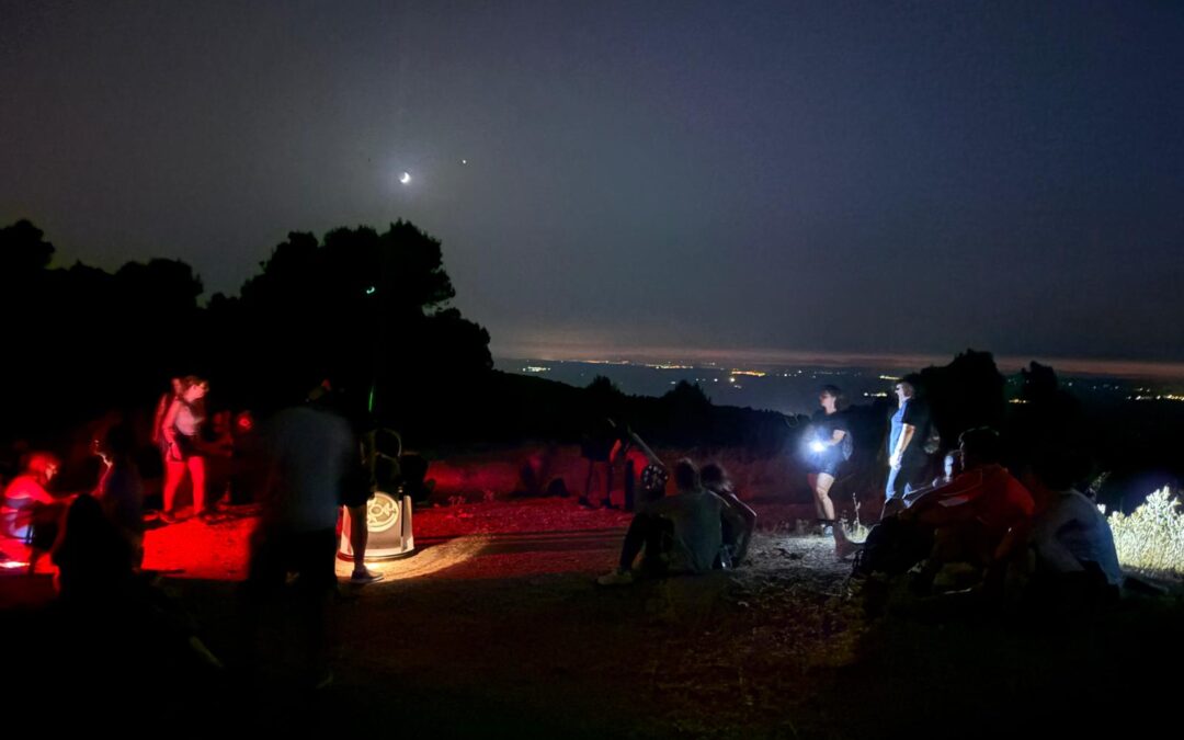 ‘Jaén no duerme en verano’ arranca con éxito de público y cupo agotado en su senderismo nocturno astronómico