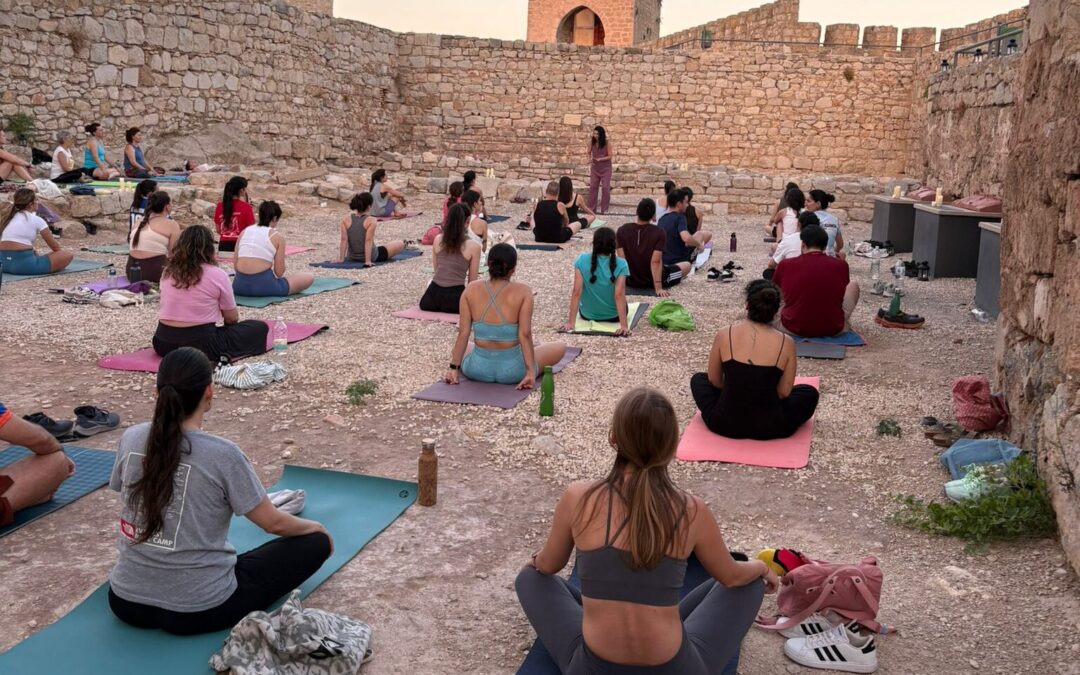 El Castillo de Santa Catalina acoge una sesión de yoga nocturna con vistas panorámicas sobre Jaén