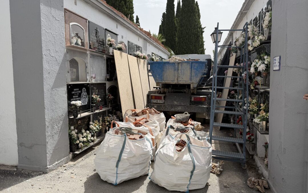 Alcalá la Real actúa de emergencia en varios módulos del cementerio municipal