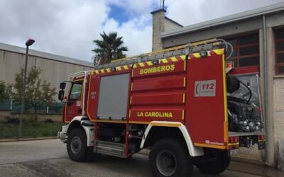 Un incendio calcina una vivienda de dos plantas en La Carolina y obliga a desalojar el edificio