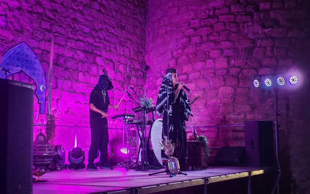 Vinila Von Bismark conquista la Muralla del Teatro Infanta Leonor en una noche mágica