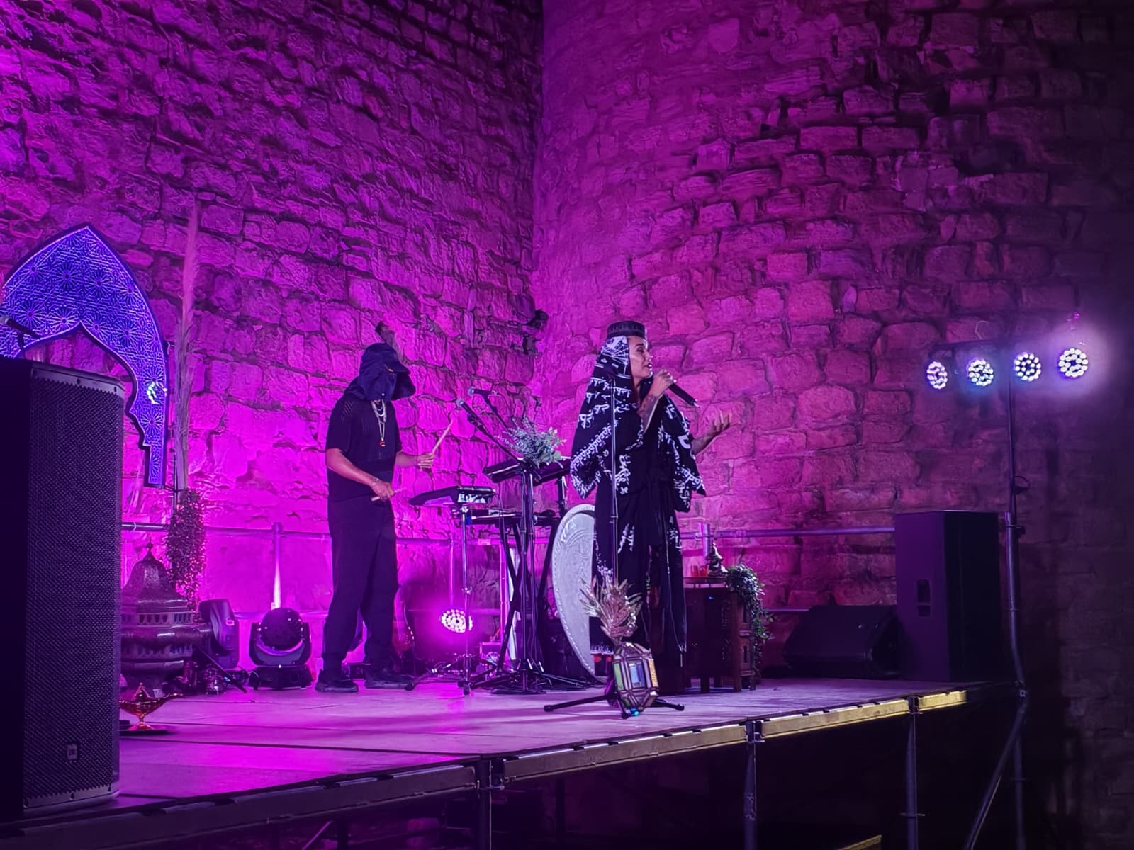 Vinila Von Bismark conquista la Muralla del Teatro Infanta Leonor en una noche mágica