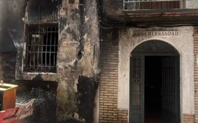 Un incendio daña la fachada de la Casa de Hermandad de la Resurrección en Jaén