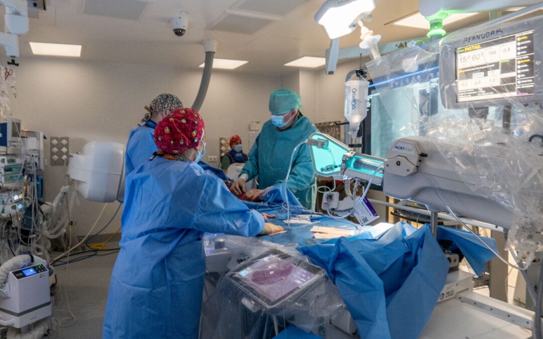 El Hospital de Jaén incorpora un sistema pionero que mejora la seguridad en cirugía vascular