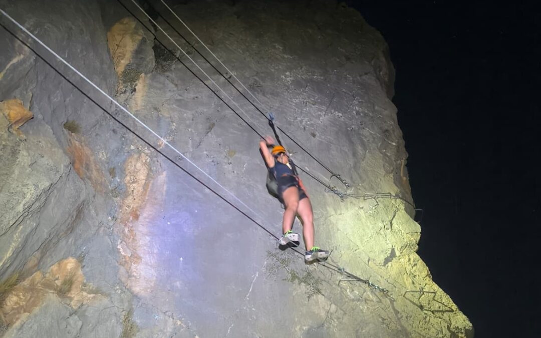 La vía ferrata nocturna, todo un éxito de participación dentro de ‘Jaén No Duerme en Verano’