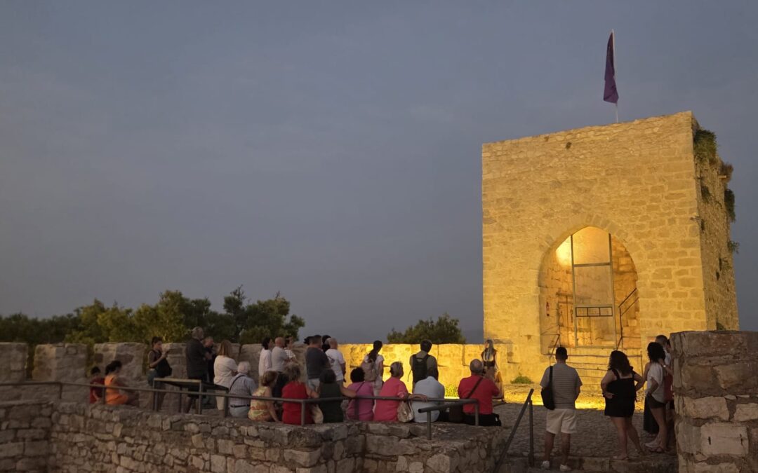 La visita teatralizada al Castillo de Santa Catalina congrega a numeroso público en una noche de verano