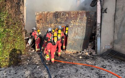 Un incendio calcina por completo una nave industrial en Campillo de Arenas
