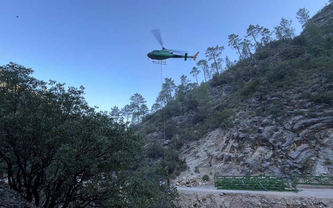 Trasladan en helicóptero las nuevas pasarelas para reconstruir el sendero del río Borosa