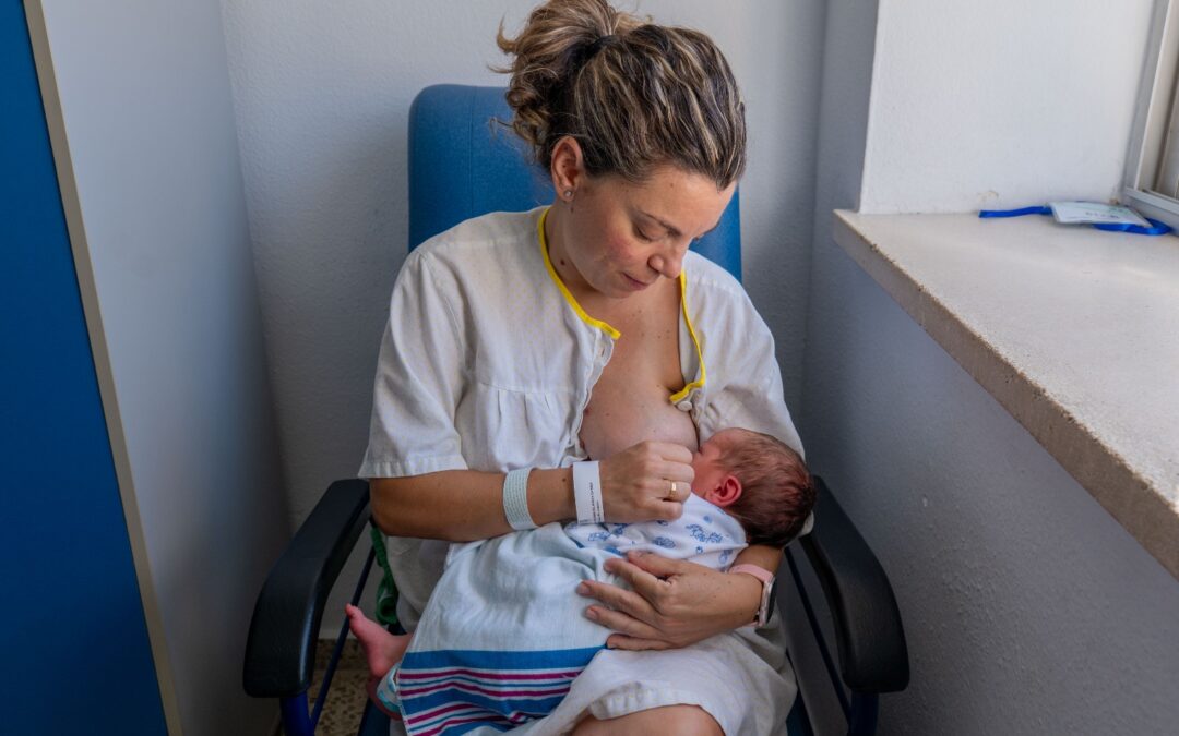 El Hospital de Jaén impulsa la lactancia materna con un nuevo protocolo de terapia con calostro