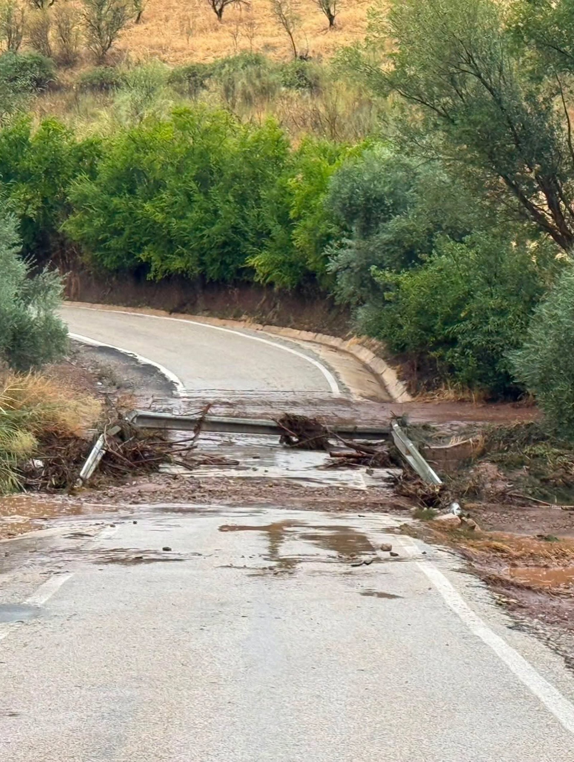 Cambil (Jaén) trabaja en la limpieza de las zonas afectadas por una «fuerte tormenta» con 60 l/m2 en 75 minutos